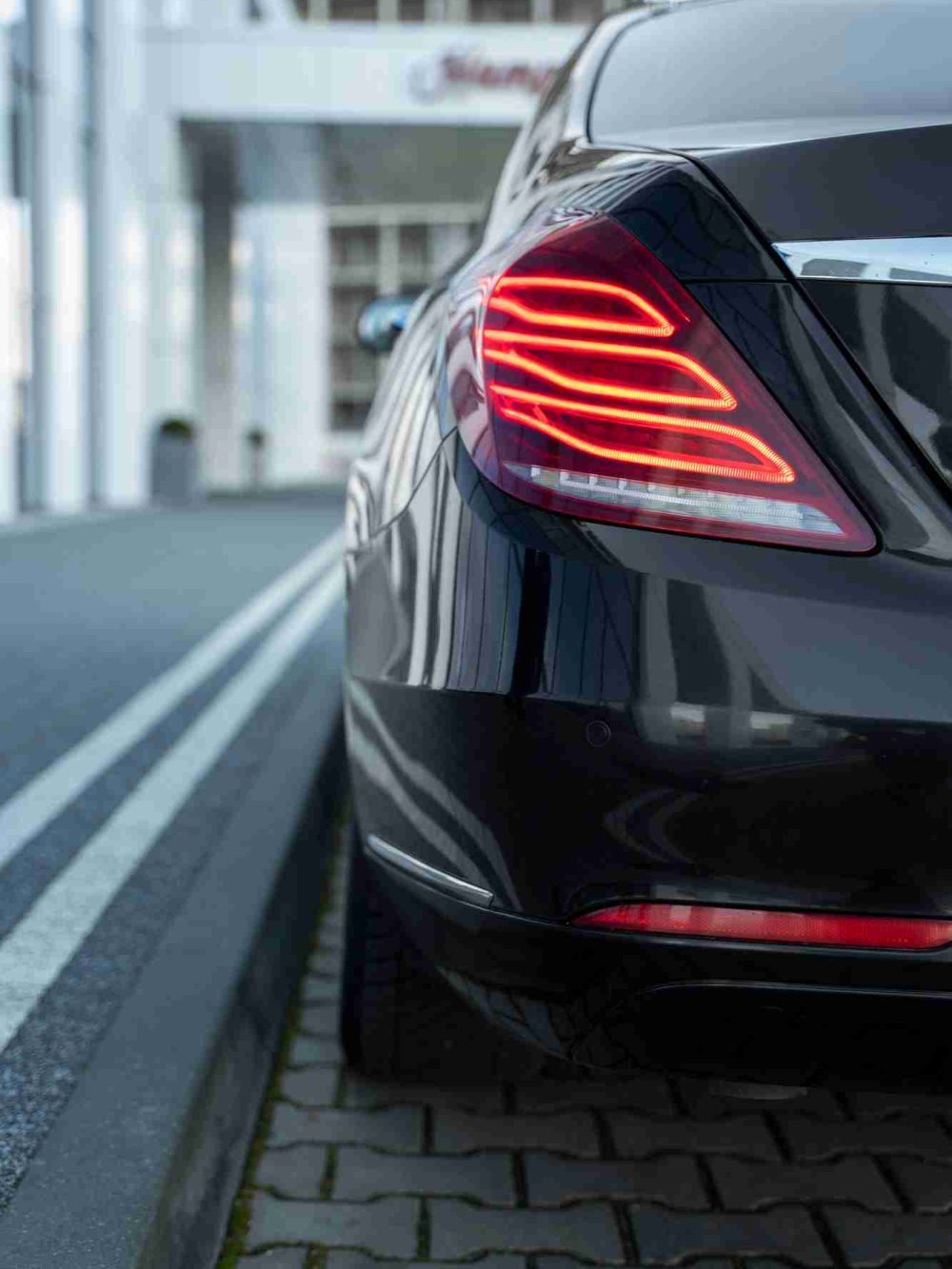 elegant-uber-driver-giving-taxi-ride